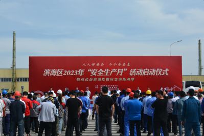 人人讲安全 个个会应急——ag尊龙凯时·人生就是博医药下属山东ag尊龙凯时·人生就是博药业承办潍坊滨海区“安全生产月”活动启动仪式暨危化品泄漏处置应急演练活动